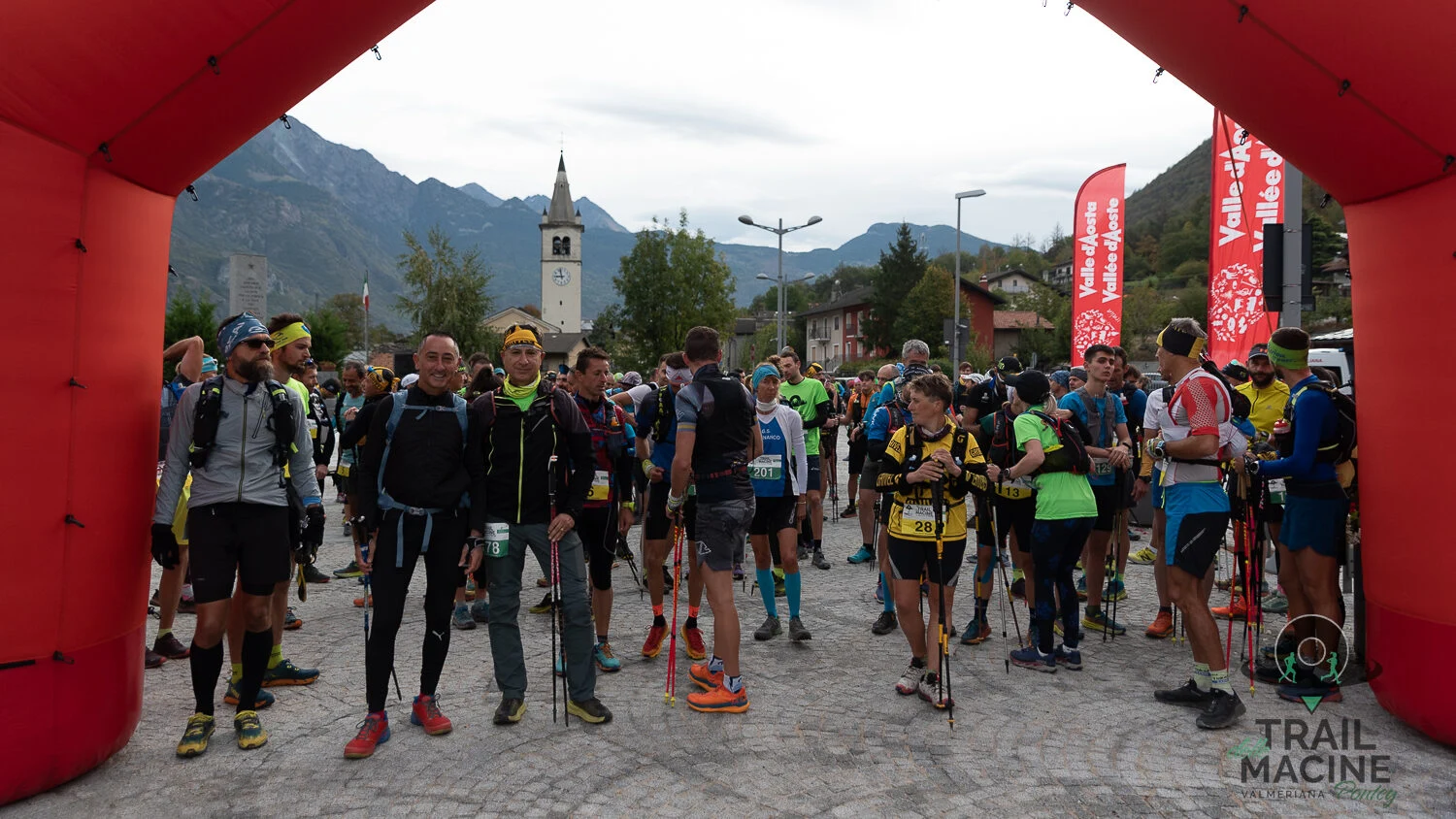 Gli atleti riuniti alla partenza del Trail delle Macine a Pontey