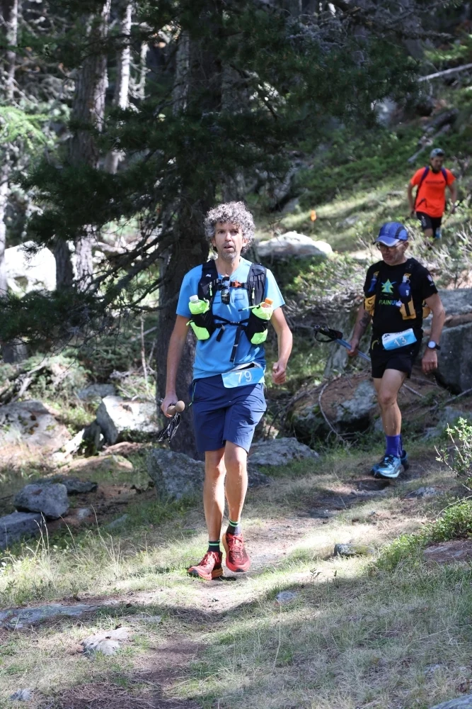 Atleti del Trail delle Macine lungo un sentiero nel bosco